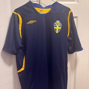 Umbro Men's Navy and Blue T-shirt